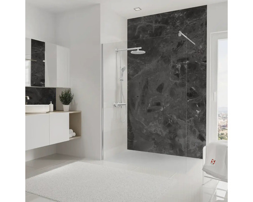 Helles Badezimmer mit Duschkabine, Waschbecken und schwarzer Marmorwand
