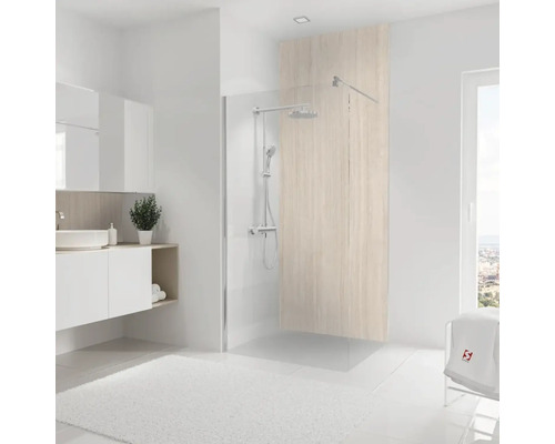 Helles Badezimmer mit Duschkabine, Waschtisch und Spiegel