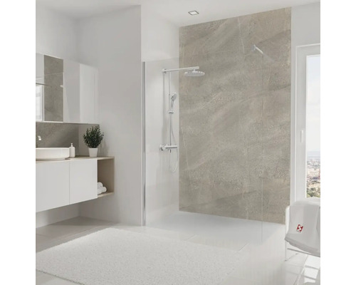 Modernes Badezimmer mit begehbarer Dusche, Waschbecken und Badmöbeln für ein helles, organisiertes Ambiente.