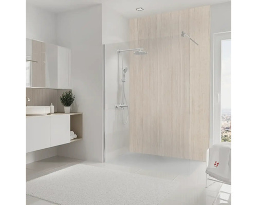 Helles Badezimmer mit Duschabtrennung aus Glas, Waschtisch und weichem Teppich