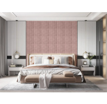 Schlafzimmer mit Bett, Nachttischen und Wandpaneelen