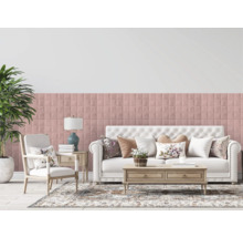 Helles Wohnzimmer mit Sofa, Sessel, Tisch und dekorativen Wandpaneelen