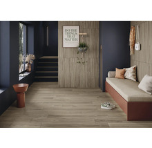 Heller Raum mit Holzboden, Bank und Dekorationen.