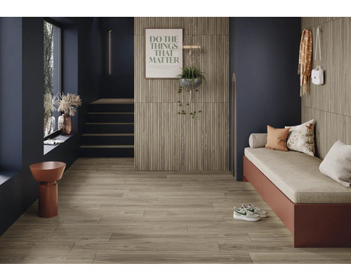 Heller Raum mit Holzboden, Bank und Dekorationen.