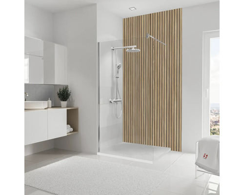 Helles Badezimmer mit Dusche, Waschbecken und Holzpaneelen