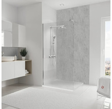 Badezimmer mit ebenerdiger Dusche, Waschtisch und Badteppich für ein helles und organisiertes Ambiente.