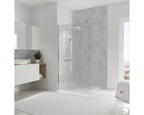 Badezimmer mit ebenerdiger Dusche, Waschtisch und Badteppich für ein helles und organisiertes Ambiente.