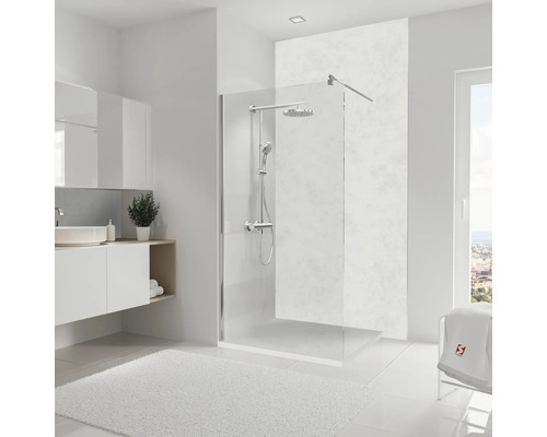 Helles Badezimmer mit Duschabtrennung, Waschbecken und Badteppich