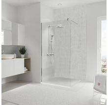 Helles Badezimmer mit ebenerdiger Dusche, Waschtisch und Spiegel