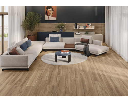 Wohnzimmer mit modularem Sofa, Couchtisch und Holzboden