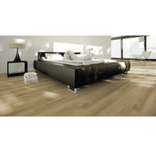 Schlafzimmer mit Bett, Nachttisch und Bodenbelag