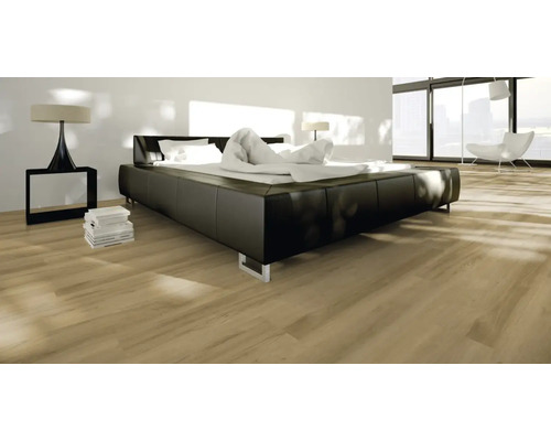 Schlafzimmer mit Bett, Nachttisch und Bodenbelag