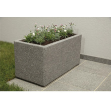 Rechteckiger Pflanzkasten aus Beton mit Bepflanzung im Aussenbereich.