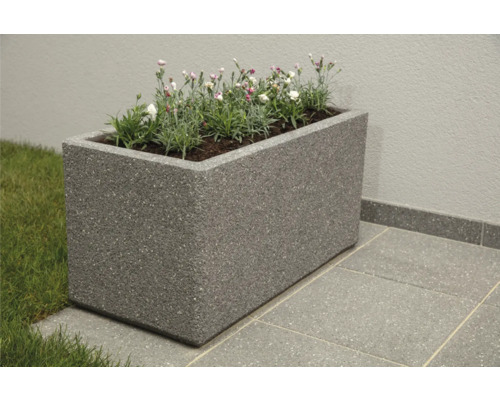 Rechteckiger Pflanzkasten aus Beton mit Bepflanzung im Aussenbereich.