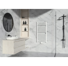 Helles Badezimmer mit Waschtisch, Spiegel, Handtuchwärmer und Dusche