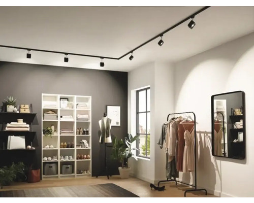 Modernes Ankleidezimmer mit schwarzem Schienensystem und variablen Strahlern zur flexiblen Beleuchtung.