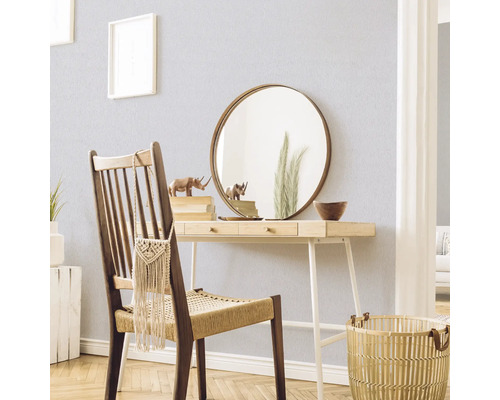 Dekorative Szene mit einem Schreibtisch, Stuhl, Spiegel und Accessoires in einem hellen Raum.