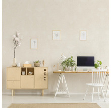 Heller Arbeitsraum mit Holzschrank, Schreibtisch, Computer und Stuhl