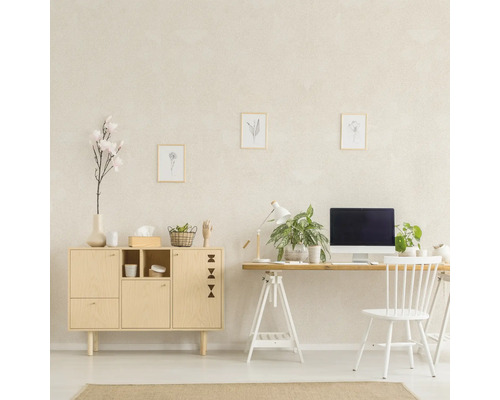 Heller Arbeitsraum mit Holzschrank, Schreibtisch, Computer und Stuhl