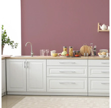 Küchenzeile mit Spüle, Armatur, Schränken und Schubladen