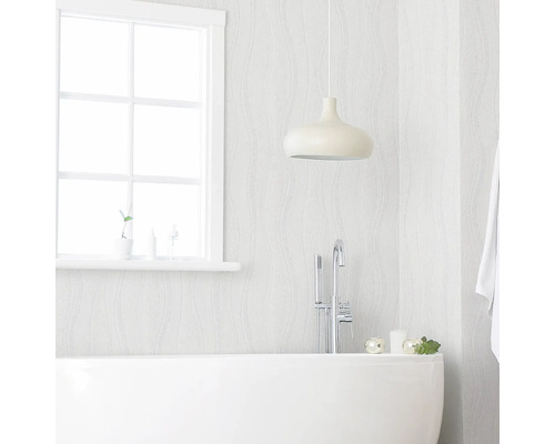 Badezimmer mit Badewanne, Armatur, Pendelleuchte und Fenster