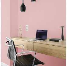 Arbeitsplatz mit Schreibtisch, Bürostuhl, Lampe und Laptop