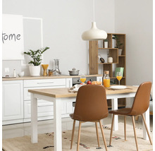 Helle Küche mit Esstisch, Stühlen, Geschirr und Dekoration für ein gemütliches Ambiente.