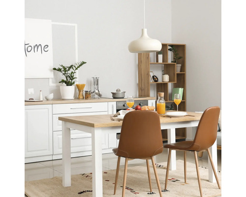 Helle Küche mit Esstisch, Stühlen, Geschirr und Dekoration für ein gemütliches Ambiente.