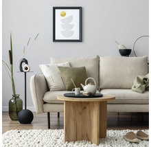 Wohnzimmer-Szene mit Sofa, Couchtisch, Dekoration und Kunstwerk an der Wand für eine gemütliche Atmosphäre.