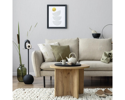 Wohnzimmer-Szene mit Sofa, Couchtisch, Dekoration und Kunstwerk an der Wand für eine gemütliche Atmosphäre.