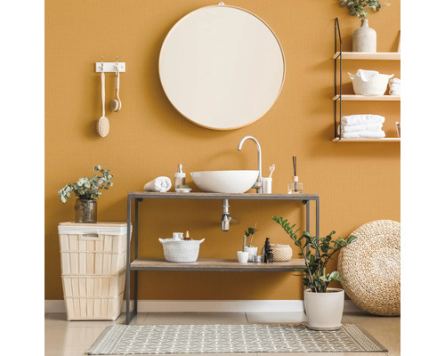 Badezimmer mit Waschbecken, Spiegel und Ablageregal