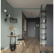 Einrichtungsidee für einen Flur mit Tisch, Stuhl und Regal