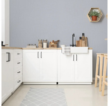 Helle Küche mit weißen Schränken, Holzarbeitsplatte und minimalistischer Dekoration.