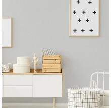 Helles Zimmer mit Kommode, Dekorationen und Wäschekorb