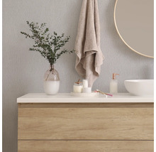 Badezimmerwaschtisch mit Waschbecken, Spiegel, Handtuch und Dekorationsgegenständen