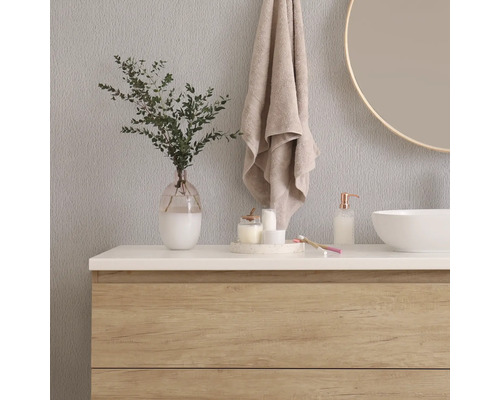 Badezimmerwaschtisch mit Waschbecken, Spiegel, Handtuch und Dekorationsgegenständen