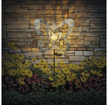 Dekorative Solarleuchte in Schmetterlingsform im Garten