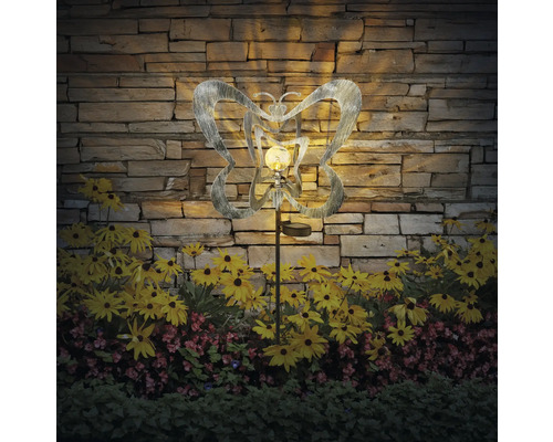 Dekorative Solarleuchte in Schmetterlingsform im Garten