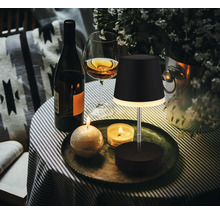 Szene mit Tischleuchte, Weinflasche, Weinglas und Kerzen