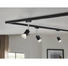 Schwarzes Schienensystem mit drei Strahlern an der Decke.