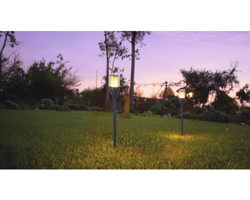 Zwei Gartenleuchten mit Erdspieß auf Rasenfläche