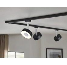 Schwarzes Schienensystem mit drei runden LED-Strahlern an der Decke