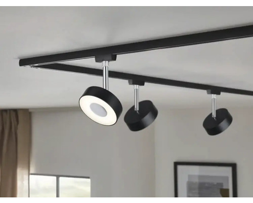 Schwarzes Schienensystem mit drei runden LED-Strahlern an der Decke