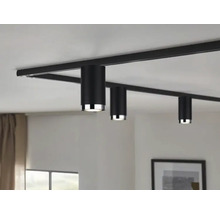 Schwarzes Schienensystem mit drei zylindrischen Strahlern an der Decke