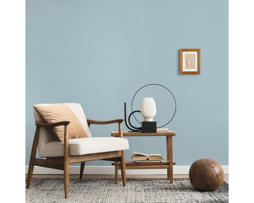 Wohnzimmer mit Sessel, Beistelltisch, Dekoration und Teppich