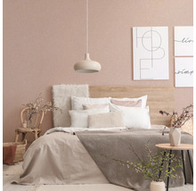 Gemütliches Schlafzimmer mit Bett, Nachttisch und dekorativen Elementen.