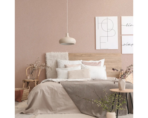 Gemütliches Schlafzimmer mit Bett, Nachttisch und dekorativen Elementen.