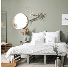 Helles Schlafzimmer mit Doppelbett, runden Spiegeln und dekorativen Accessoires für ein freundliches Ambiente.