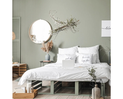 Helles Schlafzimmer mit Doppelbett, runden Spiegeln und dekorativen Accessoires für ein freundliches Ambiente.