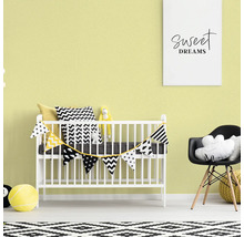 Kinderzimmer mit Gitterbett, Stuhl und Wandtapete